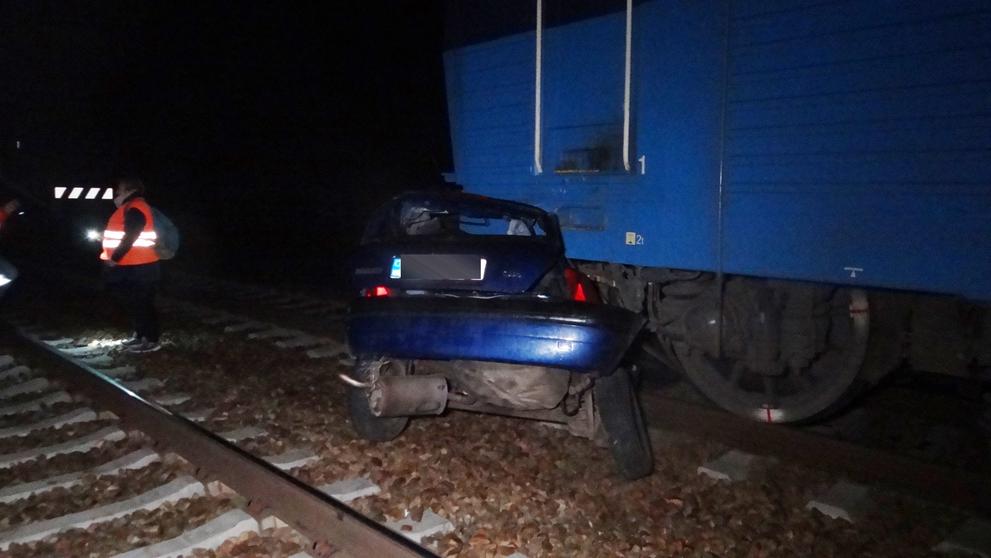 Lokomotiva auto tlačila přes půl kilometru, zbyla z něj hromada šrotu