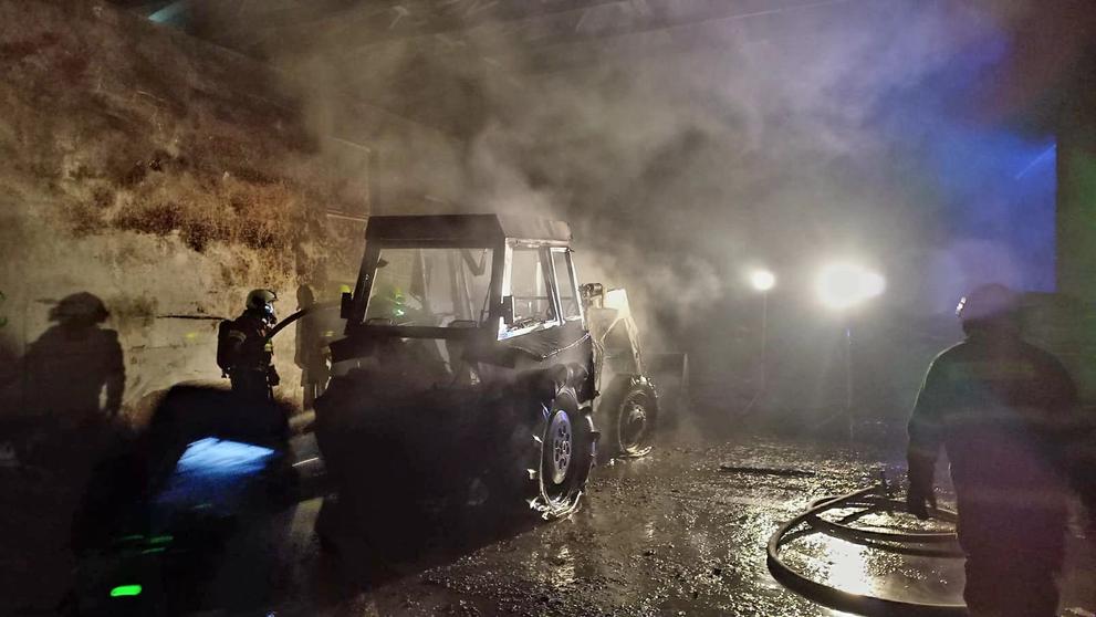 Požár traktoru ve stodole na jihu Čech