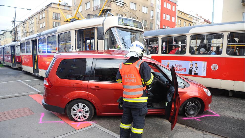 Nehoda osobního auta s tramvají - 2