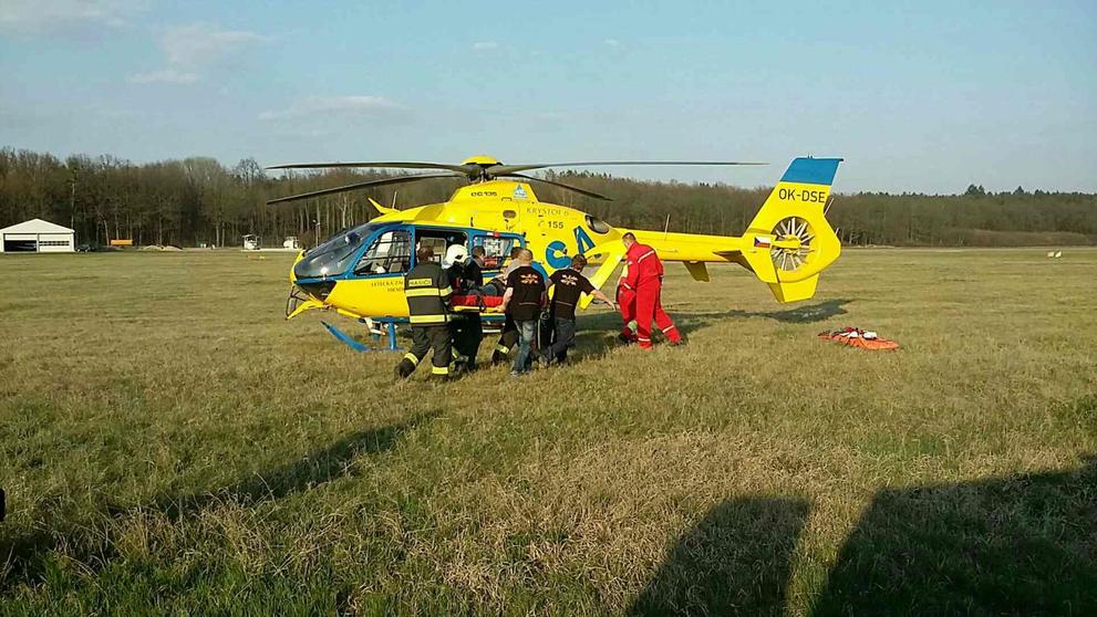 Dodávka plná hasičů se čelně střetla s osobním autem