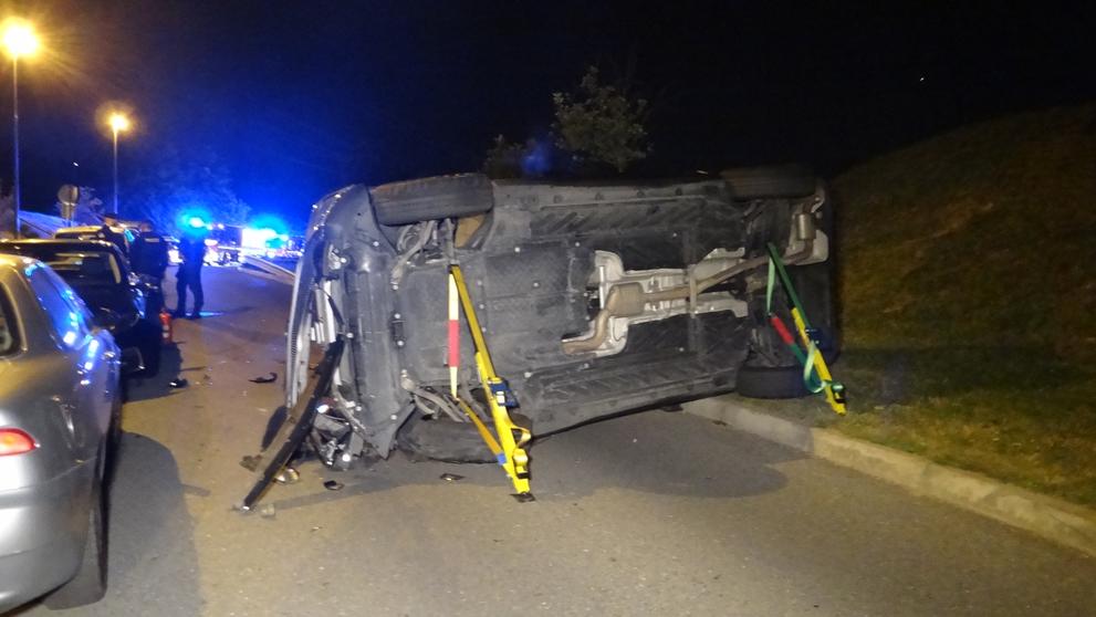 Náraz byl tak silný, že převrátil těžké SUV na bok