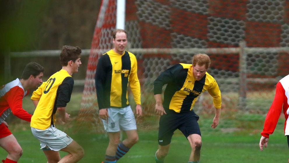 William a Harry na vánočním fotbalovém utkání v Sandringhamu, 2015