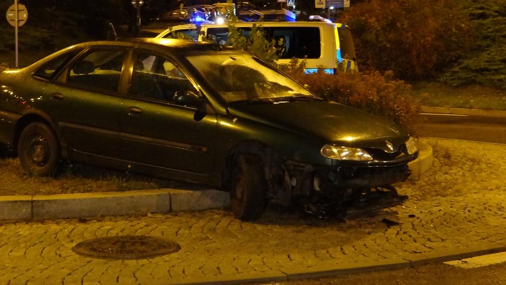 Mladý řidič v opilosti přehlédl kruhový objezd