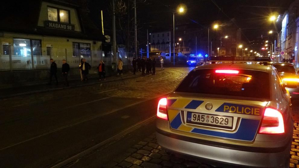 Konflikt přijelo urovnat velké množství policejních hlídek