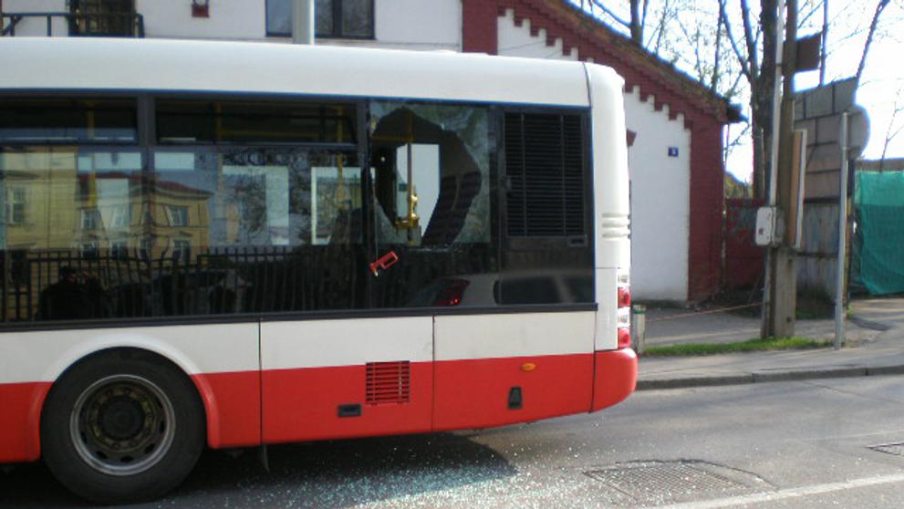 Muž vykopl v koloně okno autobusu a vyskočil - 2