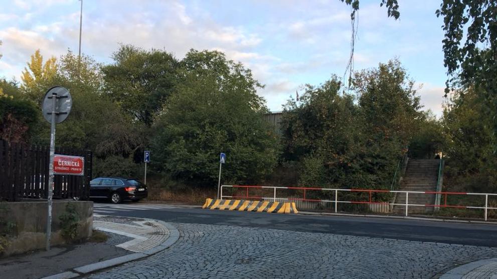 Lidé v pražských Strašnicích se bojí chodit venčit své psy