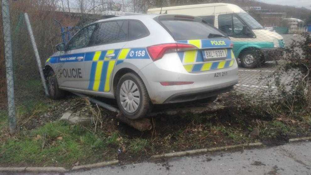 Policejní auto v Praze vyletělo ze silnice (1)
