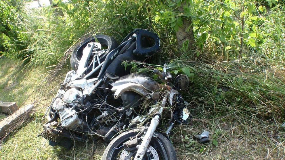 Pro těžce zraněného motorkáře letěl vrtulník - 3