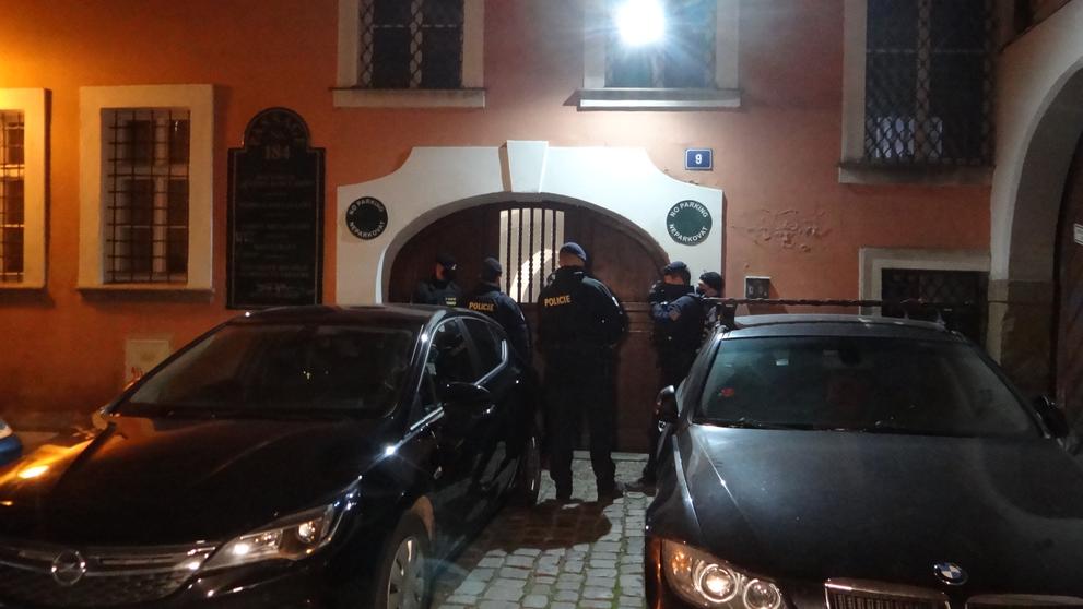 Policisté nelegální akci se stovkami hostů razantně ukončili