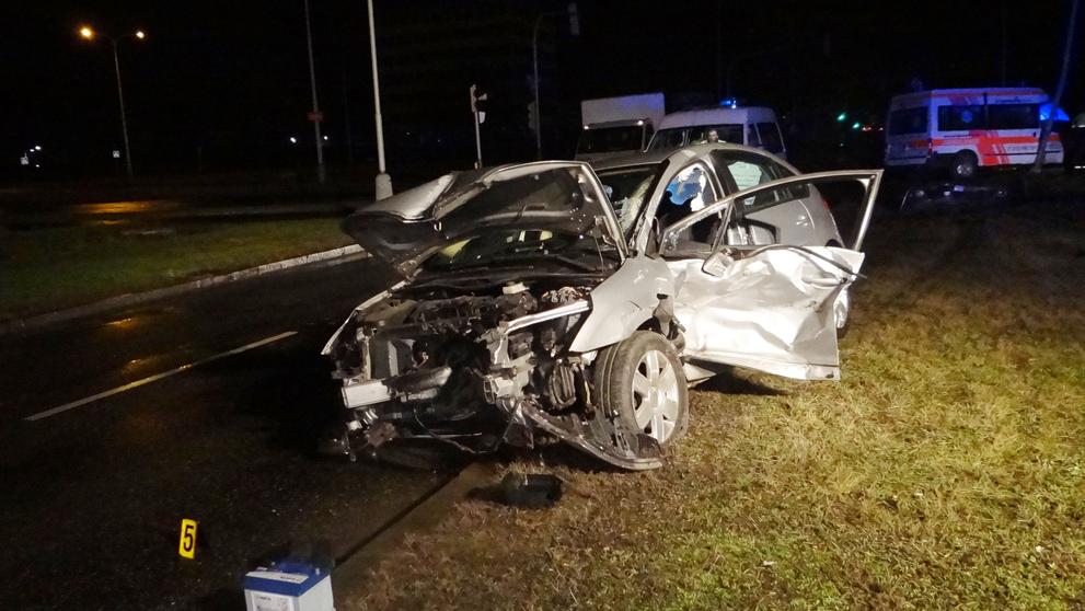 Řidiče osobáku museli vyprostit, v sanitce všichni vyvázli bez úhony
