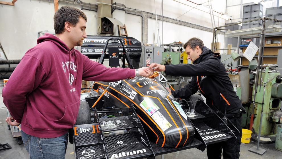 Studentské formule se proháněly po pražských Dejvicích - 3