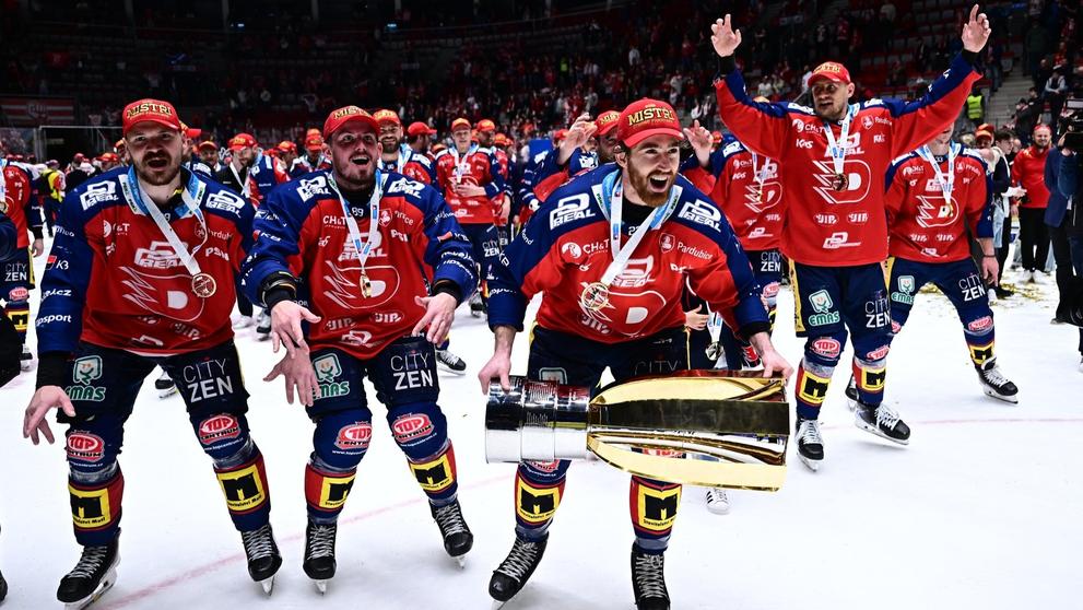 Lukáš Sedlák a jeho pardubičtí spoluhráči slaví extraligový titul