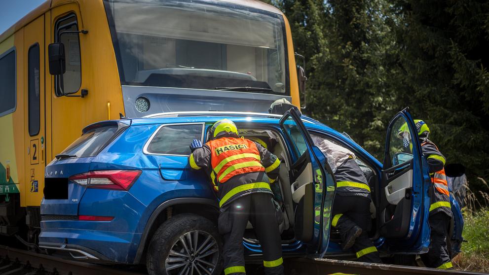 Vlak na Frýdecko-Místecku smetl auto, řidičku vyprošťovali - 2