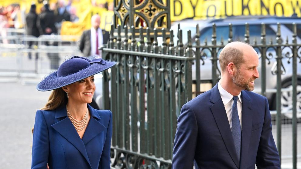 Na Kate a Williama čekali protestující před Westminsterským opatstvím