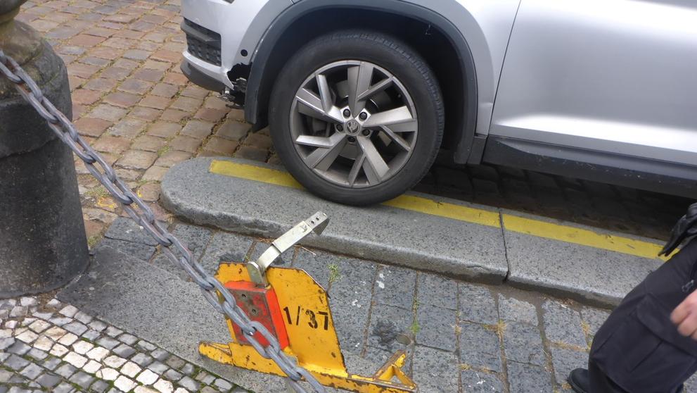 Řidička chtěla odjet s nasazenou botičkou