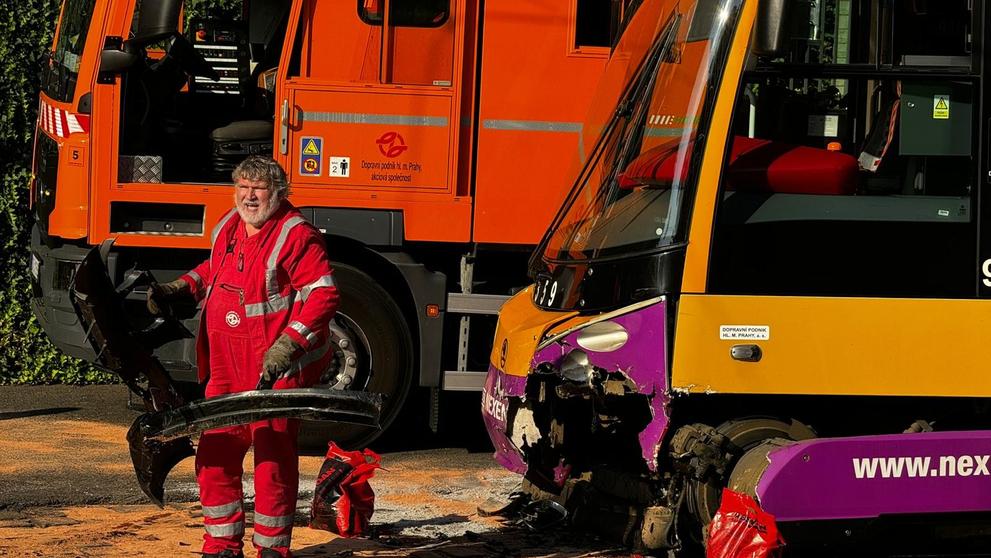 Nehoda tramvaje a osobního auta v centru Prahy
