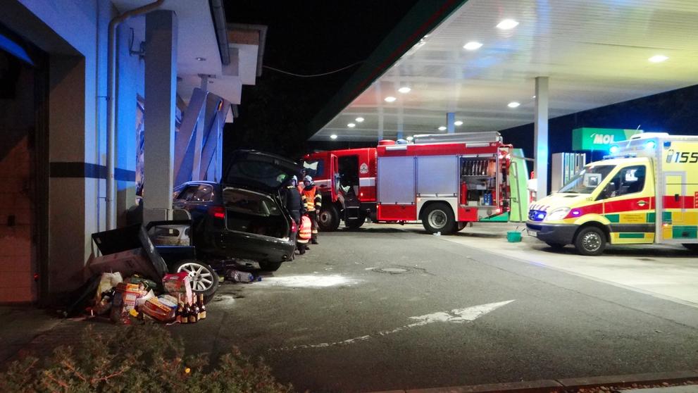 Auto je na odpis, značná škoda bude i na budově benzinky