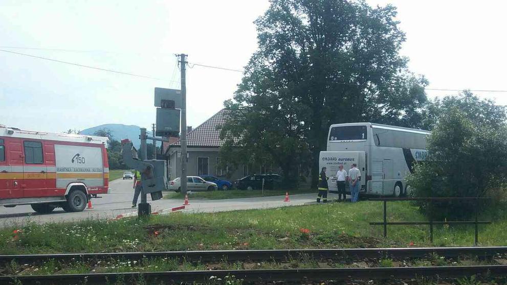 Autobus na železničním přejezdu u Turčianských teplic - 2