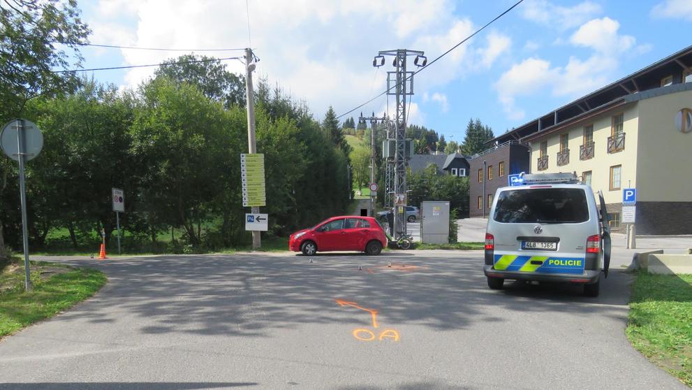 Srážka babety a auta v Bedřichově
