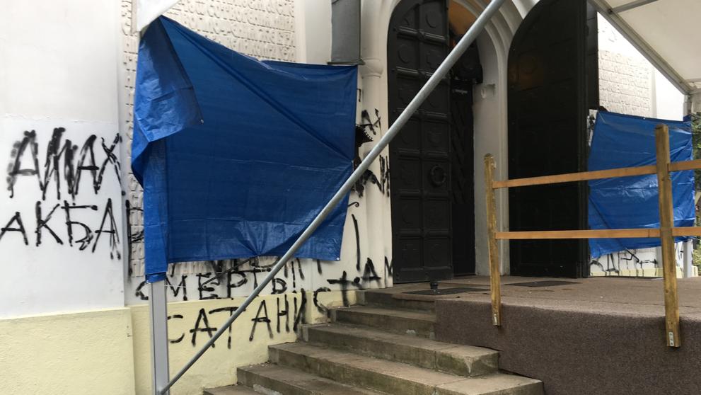 Posprejovaný kostel na Olšanech - 2