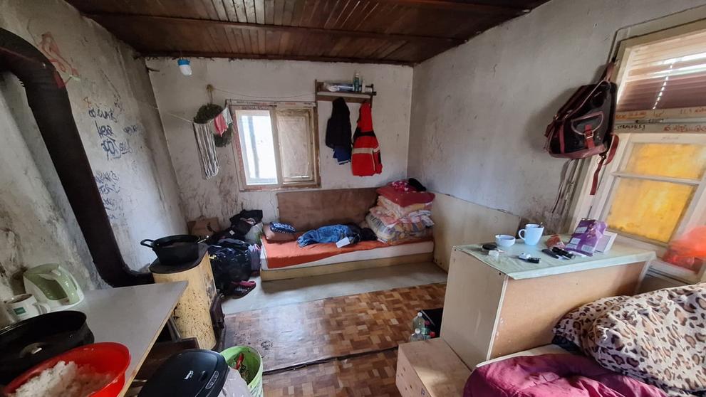 Tři malé děti v Hluboké nad Vltavou žily v otřesných podmínkách