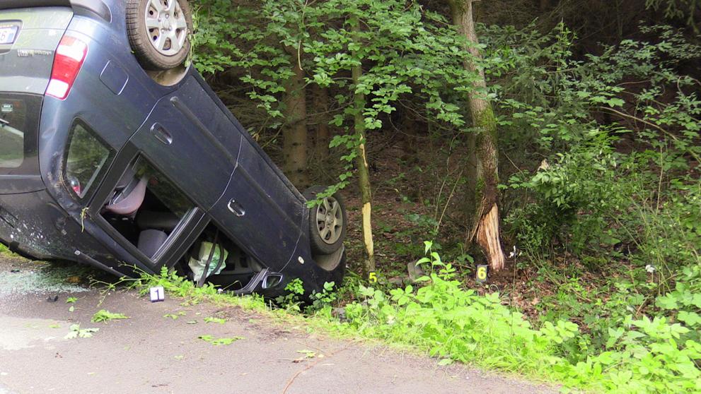 Auto skončilo na střeše, děti zachránila autosedačka