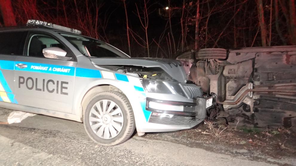 Ujíždějící řidič naboural dvě policejní auta a skončil převrácený v příkopu