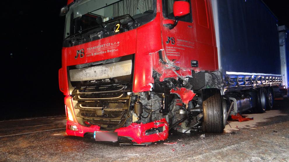 Kamion měl značně poničený předek a proraženou nádrž