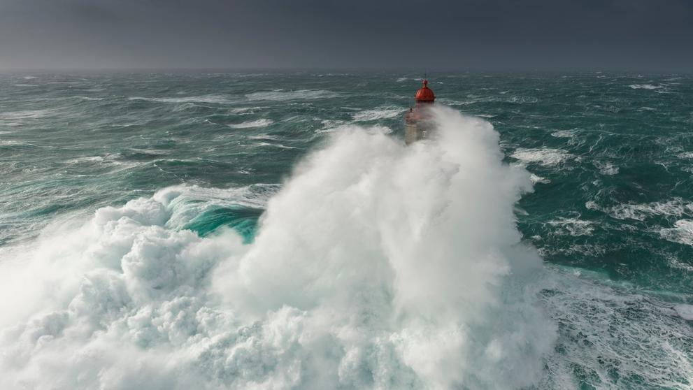 Maják zmizel pod obrovskou vlnou - 3