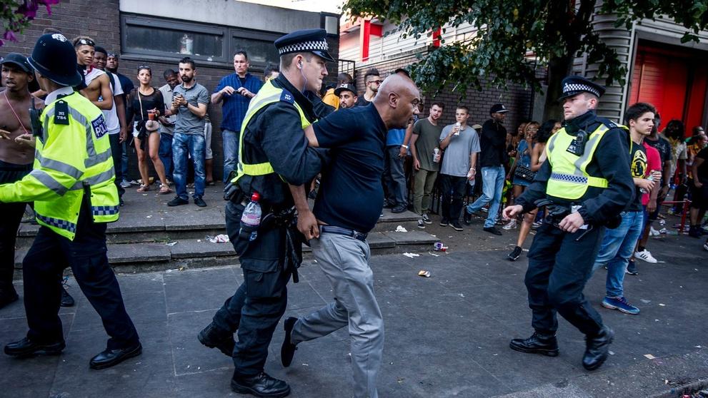 440 zadržených na karnevalu v londýnském Notting Hill - 2