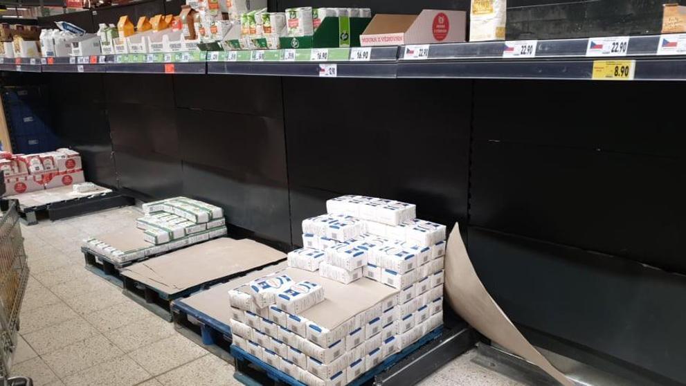 Prázdné regály v obchodech - Kaufland Jihlava