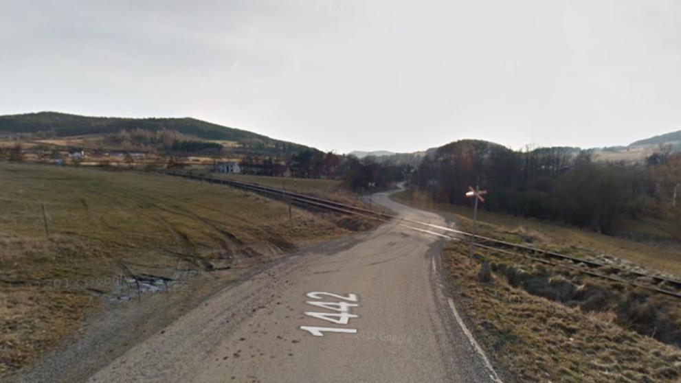 Nebezpečné přejezdy: P 970, Strakonice - Volary, Jihočeský kraj - přejezd bez světel, ŘEŠENÍ: se závorami. DŮVOD: Nepřehledné křížení u obce Malenice, náhrada přejezdu výstavbou nové komunikace