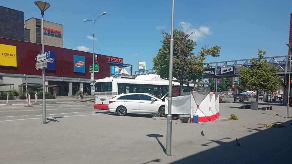 Auto vjelo na zastávku, jedna žena zemřela - 1