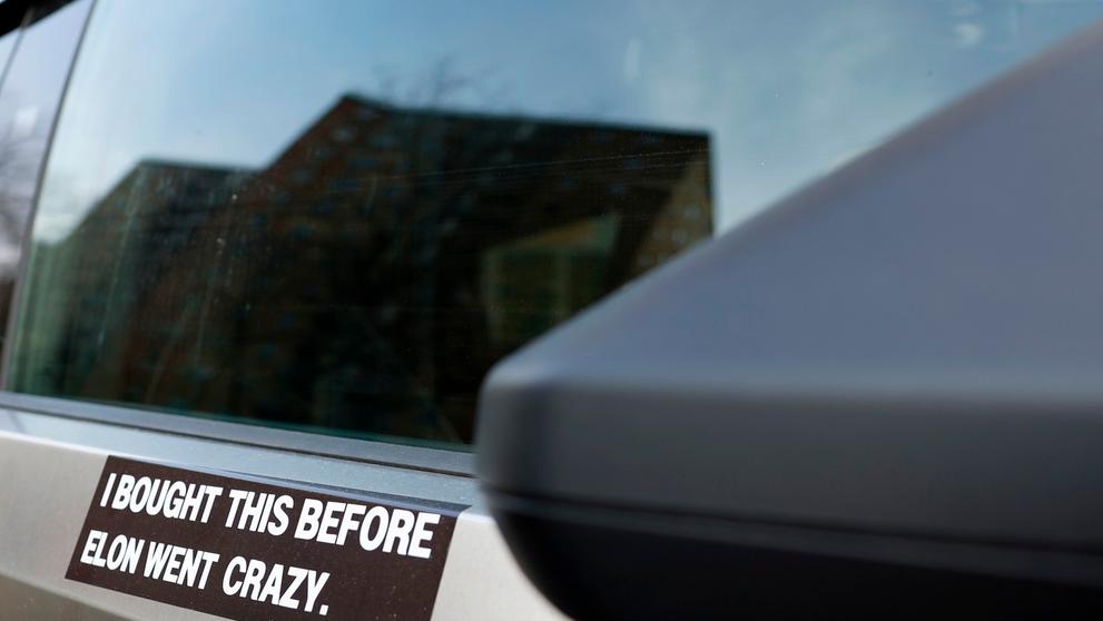 Protesty proti automobilce Tesla