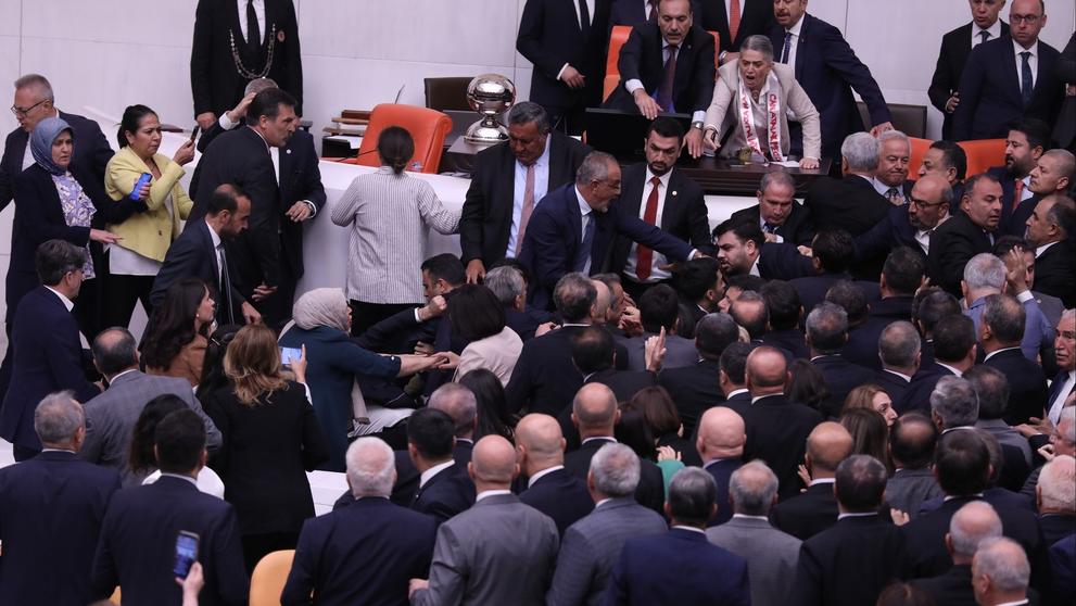 Hromadná rvačka v tureckém parlamentu