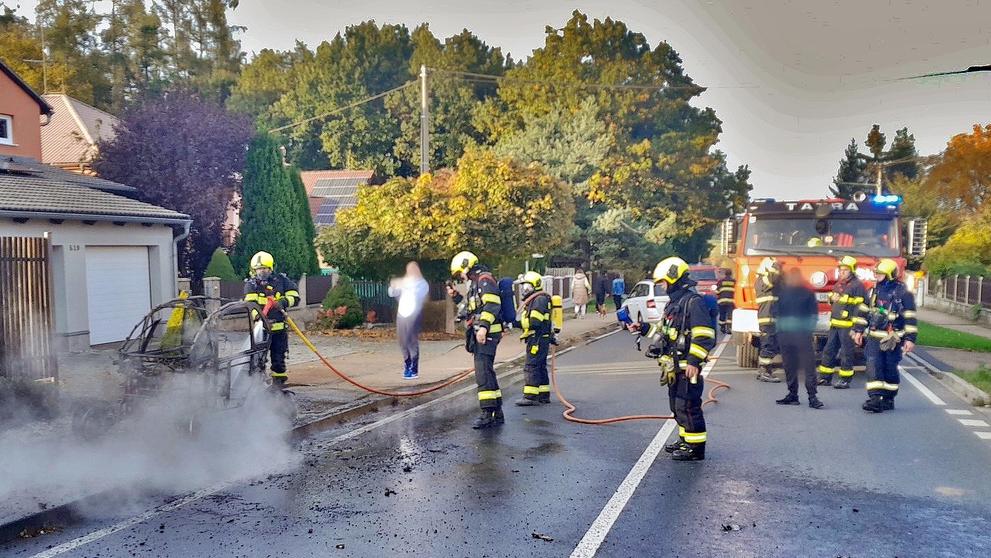 Elektrovozítko shořelo na kostru (1)