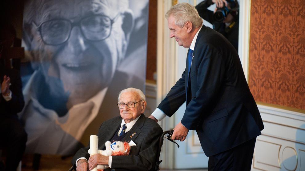 Prezident Zeman vyznamenal Sira Nicholase Wintona