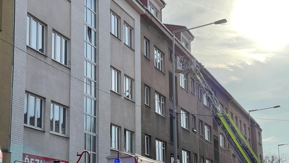 Požár zachvátil byt v Praze - 10