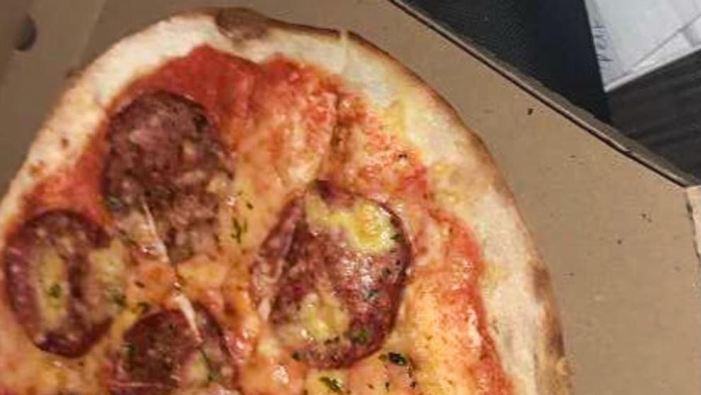 Nález celníků při kontrole kurýra s pizzou