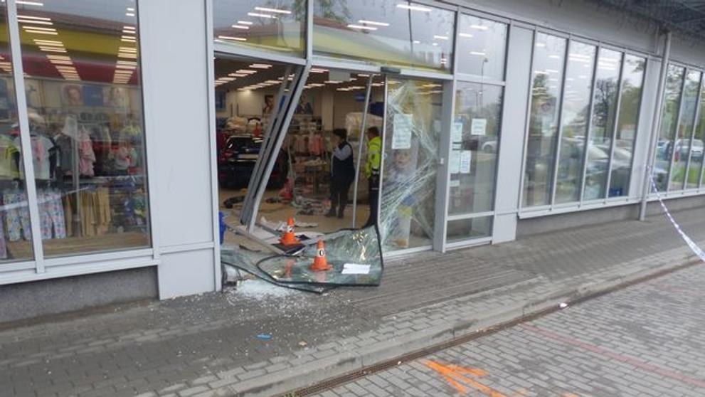 Auto projelo výlohou obchodu - 1