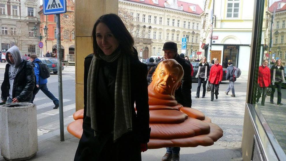 Zemanova socha putovala Prahou - 3