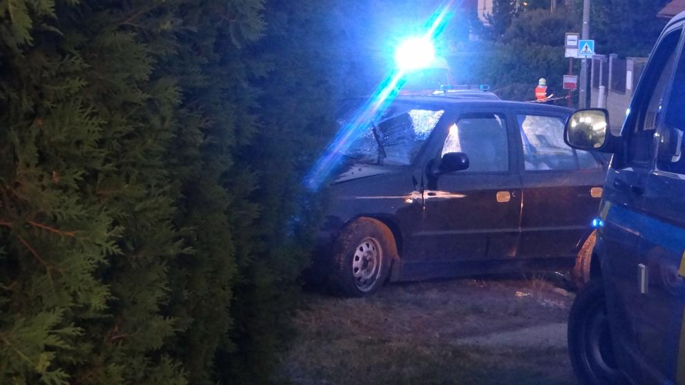 Opilá řidička smetla tátu s desetiletým synem na chodníku uprostřed vesnice