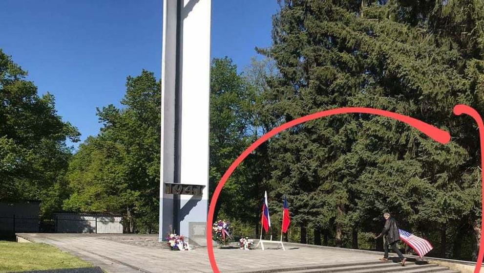 Radnice v Sokolově nechala odstranit americkou vlajku - 5