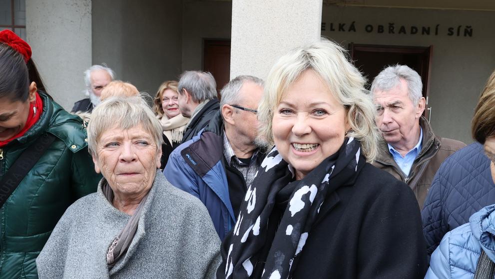 Jaroslava Obermaierová a Monika Hladová Krátká, 1. 4. 2025 falešný pohřeb Jaroslava Čejky martin hykl cnc