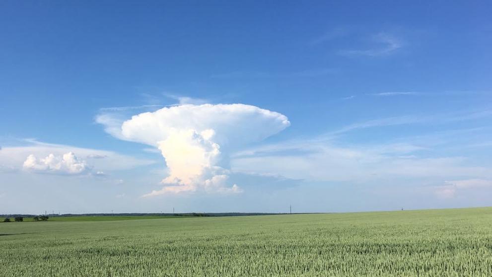 Podívný hřibovitý mrak nad Prahou - 3