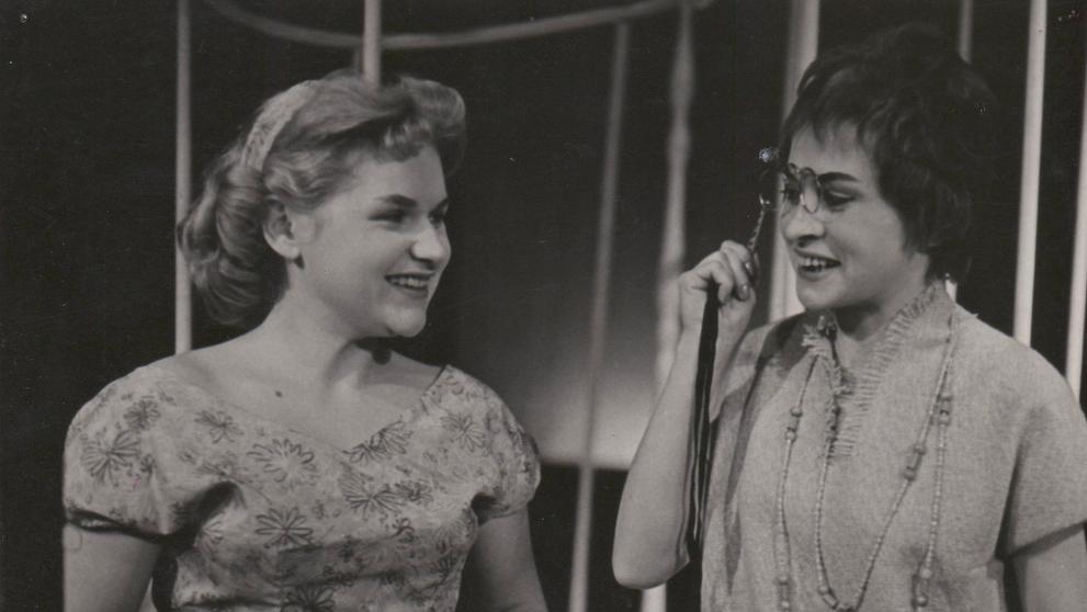 Alena Tománková a Jiřina Třebická ve hře Jak je důležité míti Filipa, 1958