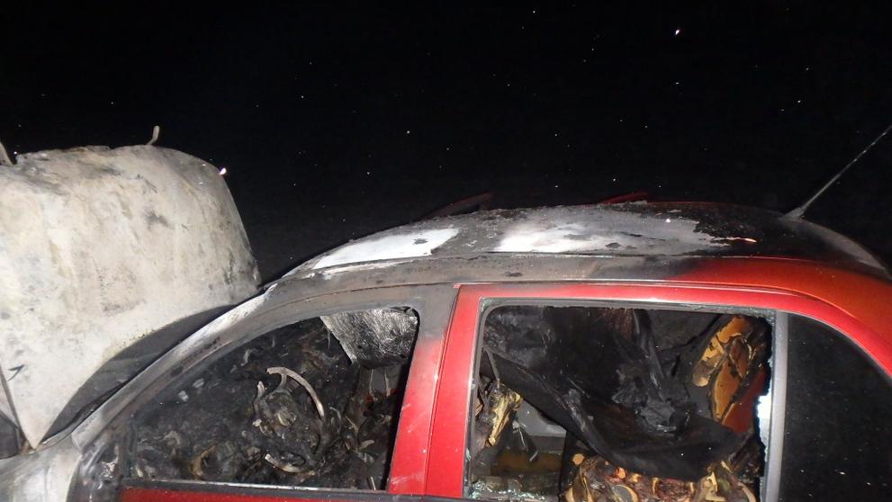 Auto po nárazu do stromu začalo hořet - 2