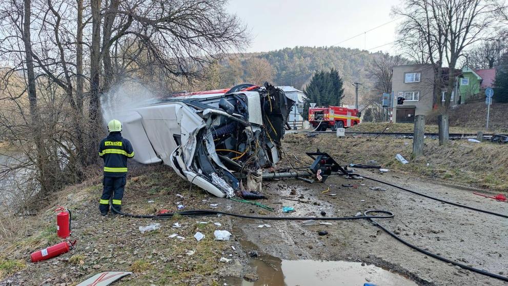 Srážka autobusu s vlakem na železničním přejezdu na Slovensku - 1