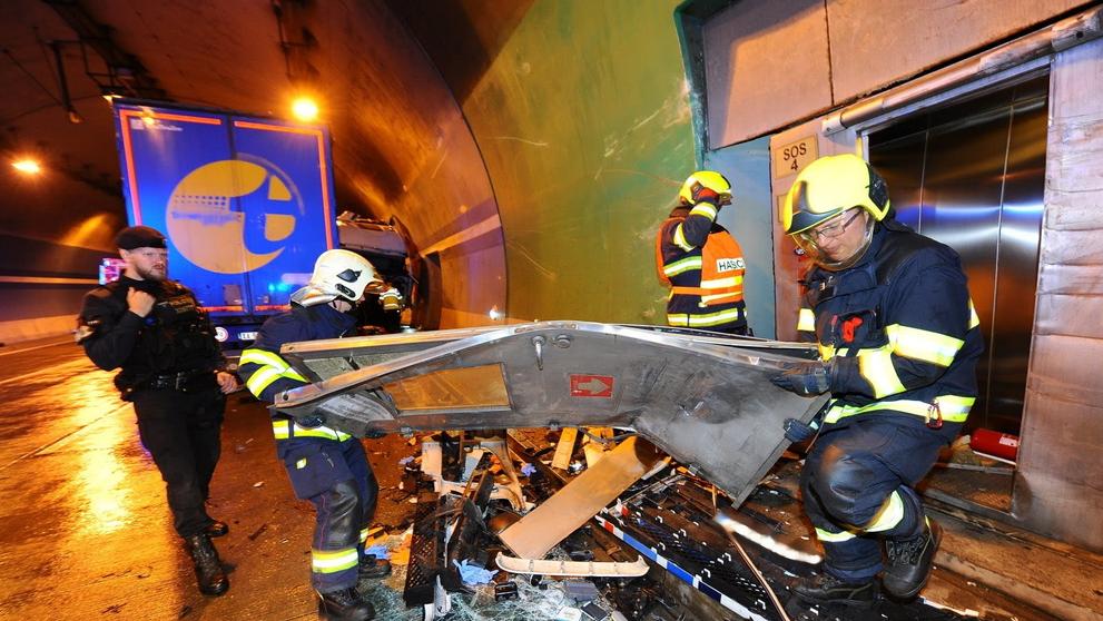 V Lochkovském tunelu hasiči vyprostili řidiče z kabiny kamionu - 25