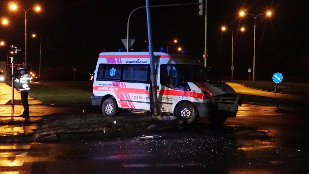 Řidiče osobáku museli vyprostit, v sanitce všichni vyvázli bez úhony
